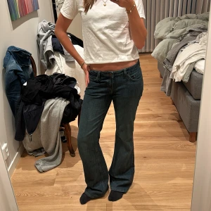 Blå jeans med bootcut - Snygga blå jeans med bootcut-stil och låg midja. Jag är runt 165 och de passar jättebra❤️kontakta för fler bilder. nytt skick❤️från weekday❤️