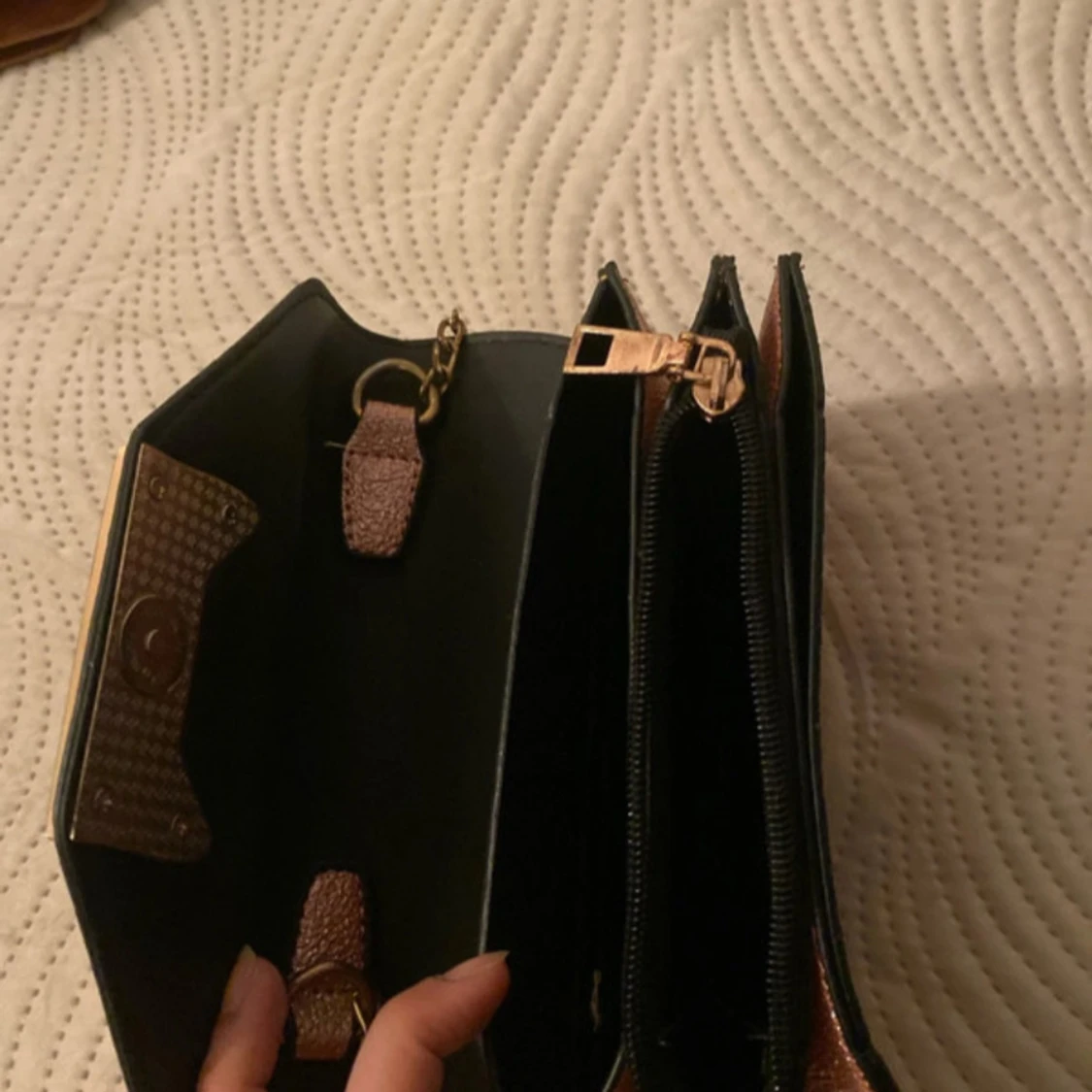 Rosa axelväska med kattdetalj - 2