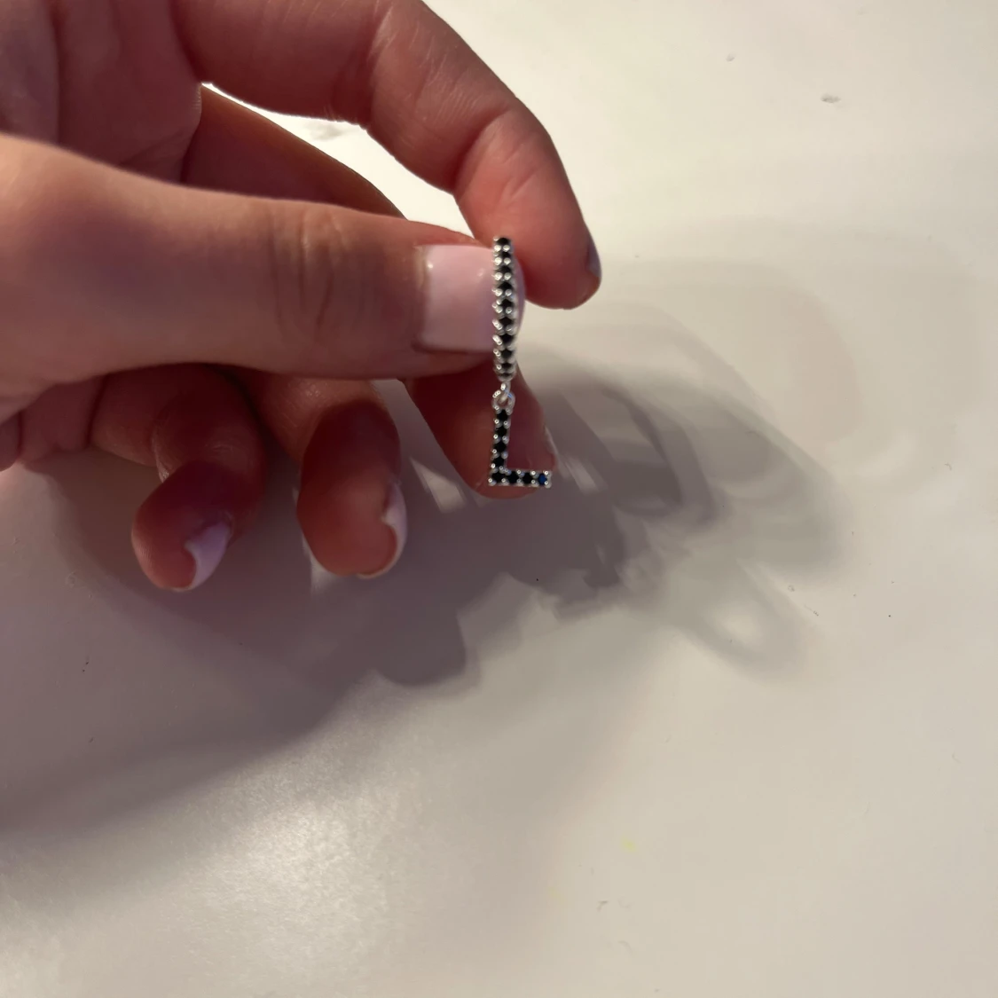 Silverörhänge med bokstavsberlock