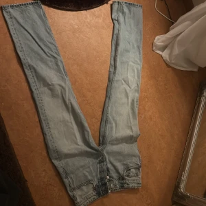 Blå jeans från Zara - Snygga ljusblå jeans från Zara med klassisk femficksdesign och knappgylf. Perfekta för en avslappnad stil.