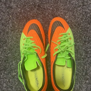 Nike Hypervenom fotbollsskor - Säljer ett par Nike Hypervenom fotbollsskor i en cool orange och grön färgkombination. Skorna har snörning och en slitstark sula med dobbar för bra grepp på planen. Använd 5 gånger bra skick! Pris kan diskuteras