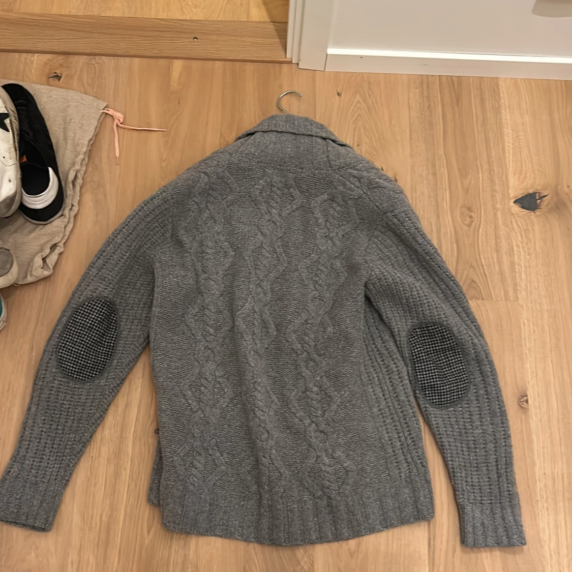 Grå stickad kofta från GANT - 1
