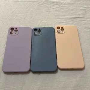 Fodral till mobil iPhone 11 pro max i tre färger med en anti-spy privacy skärmskydd  - Säljer tre stilrena mobilfodral i färgerna lila, blå och beige och en anti-spy privacy skärmskydd.Fodralen är designade för att skydda din mobil med en mjuk och slät yta. Perfekt för att ge din telefon ett nytt utseende och extra skydd.