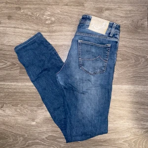 Jacob Cohen 622 - Hej! Säljer ett par Jacob Cohen jeans i modellen 622 (Skinny fit) ⚡️ || Skick : Bra || Storlek :W33 || Har du några funderingar är det bara att höra av sig! 🙌