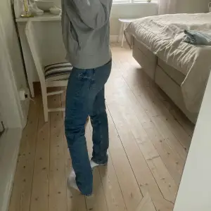 Sååå Snygga blå jeans med en klassisk look. De har en normal passform och är perfekta för en avslappnad stil. Älskar dessa jeansen men tyvärr kommer de inte längre till någon användning! Hör gärna av dig om du har frågor❤️