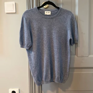 100% Kashmir t-shirt, soft goat - Säljer en Superfin Kashmir t-shirt i grå/blå färg  från soft goat. Ordinarie pris är ungefär 2200. Den har ett littet hål på baksidan som knapp är synligt❤️ vid snabbt köp kan pris diskuteras
