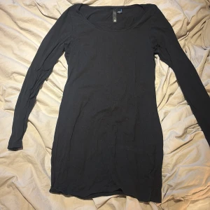 Svart långärmad T-shirt  - Säljer en stilren svart långärmad T-shirt i stl 38, tröjan är lite längre i passformen och mjuk och stretchig.