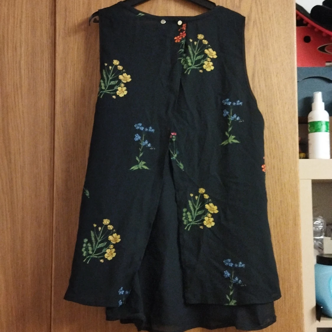 Svart blommig ärmlös blus - 1