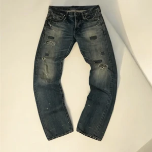 Hysteric Glamour Raw Selvedge Studded Denim Jeans - Sjukt feta Raw selvedge Hysteric Glamour Jeans i storlek 30, made in Japan. Utan tvekan de fetaste jeansen jag har. Bästa kvaliteten jag har sett på ett par jeans. Kan tänka mig gå ner lite i pris.  Tveka inte att höra av dig när det gäller frågor och liknande!👋