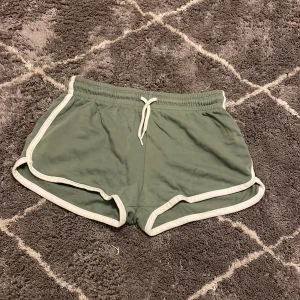 Korta gröna mjukis shorts - Korta olivgröna mjukis shorts, passar perfekt för en avslappnad outfit.