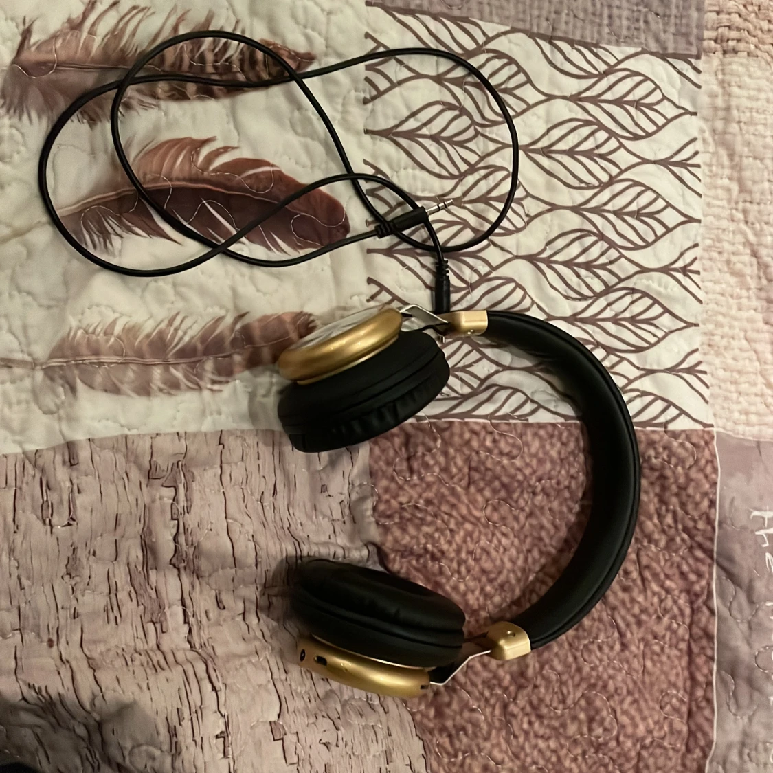 Svarta och guldiga hörlurar - 3