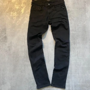 Replay jeans - Ett par svarta replay ambass jeans. Jätte bra skick , inga deffekter. Storlek L31 W32. 