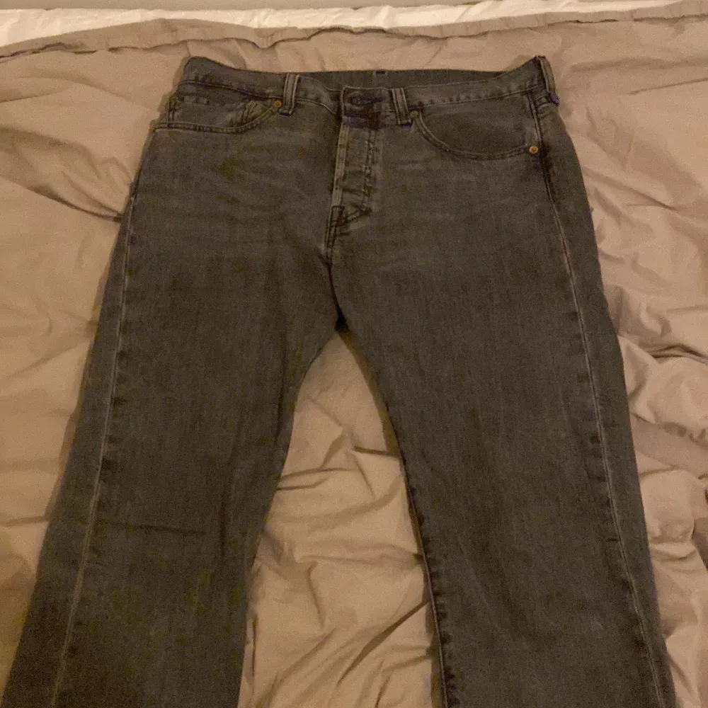 Säljer ett par grå Levis 501 jeans i straight fit. Var i storlek W31 L32 men kortats ner till W31 L30. Farkut & Housut.