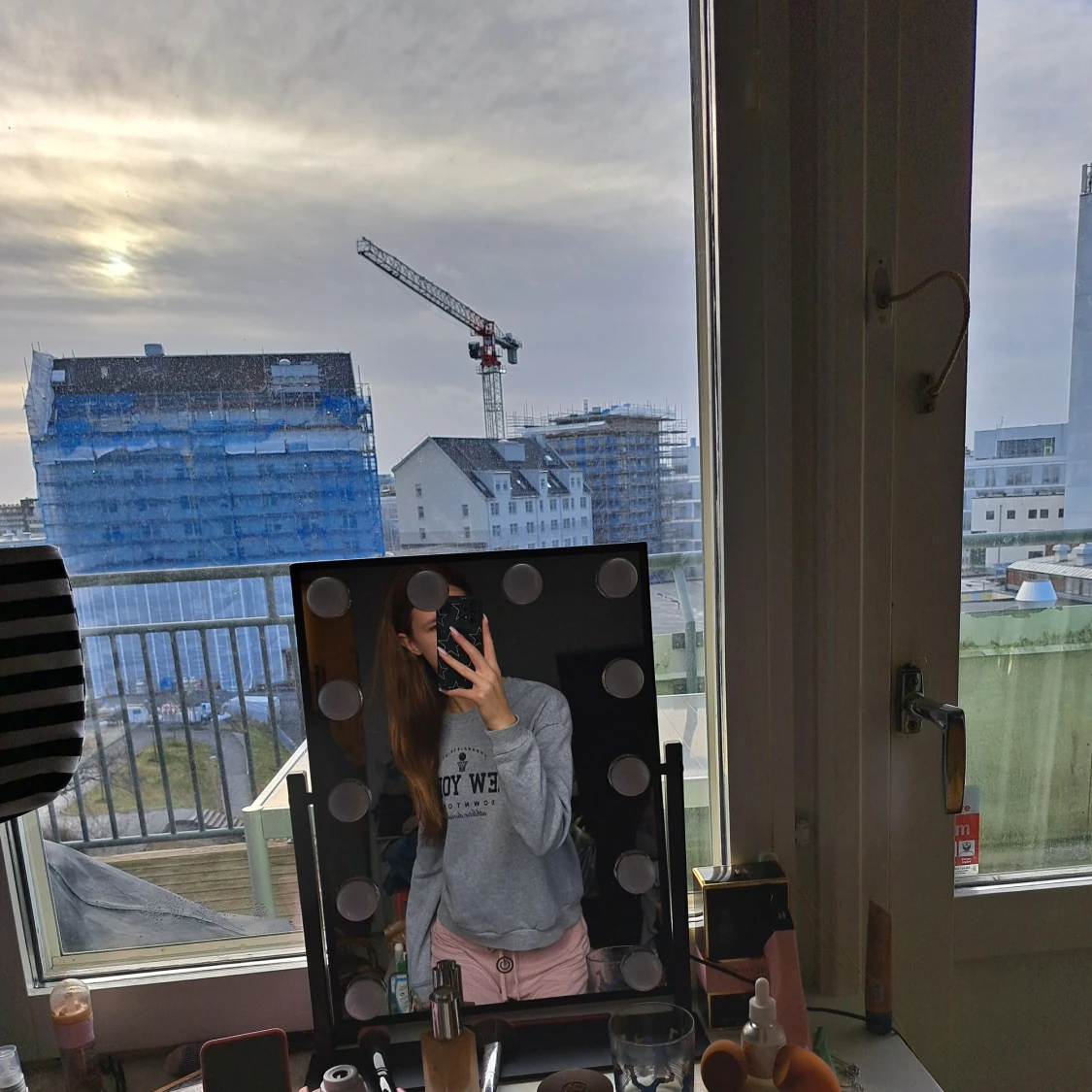 Grå sweatshirt med New York-tryck