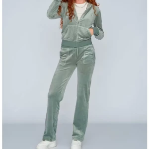 Juicy sett i färg chinois! (Pris kan diskuteras) - Säljer mitt fina juicy sett i färgen chinois, storlek xs på båda, kom privat för mer bilder. Säljer pågrund av att ja inte får någon användning av det men kan även tänka mitt att byta mot ett nytt i en annan färg❤️pris kan diskuteras