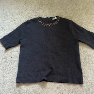 Grå stickad T-shirt från Zara - Säljer denna Såå fina finstickade t-shirten från Zara, jag köpte den från Sellpy där den var i så bra skick och har bara använt den någon gång! Säljer för att den inte kommer till användning och behöver pengar💞💞