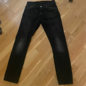 Svarta nudie jeans - Svarta nudie jeans i modellen dude dan. Har en slim passform. Pris kan diskuteras och tr emot byten 