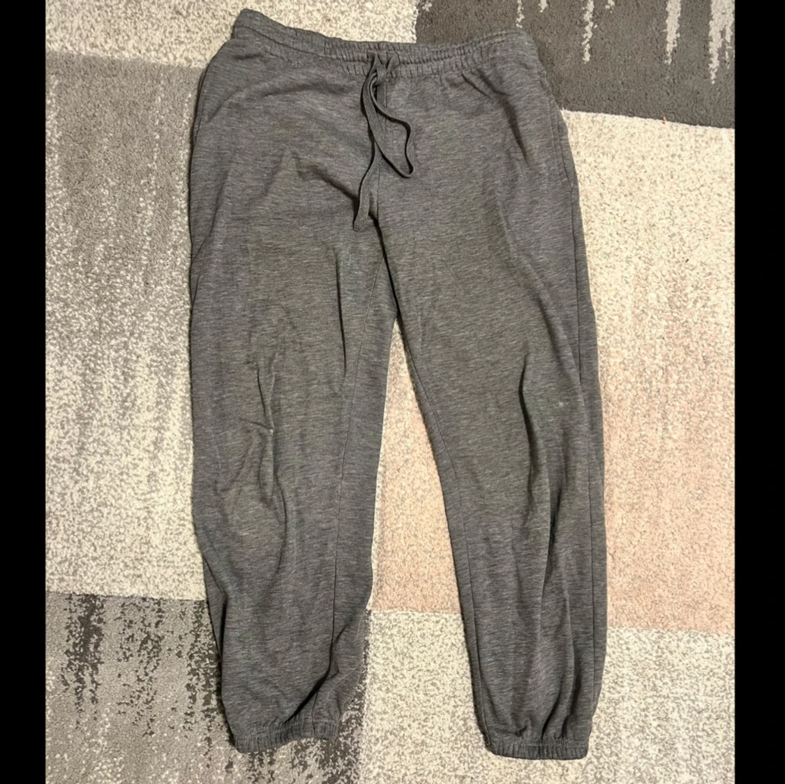 Grå mjukisbyxor med snörning