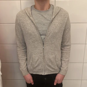 Soft goat hoodie  - Skit snygg soft goat hoodie, riktigt bra skick, ny pris 1799kr men säljer dom bara för 499kr, skicka ett pm om du har nån fundering, Fast pris!