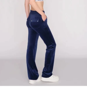 Mörkblå juicy byxor - Säljer mina juicy byxor eftersom dom inte kommer till användning, skriv privat för egna bilder, fint skick