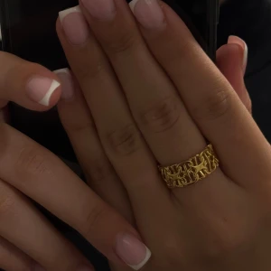 Xlänk ring  - Säljer min systers xlänk ring. Förpackning förekommer. Aldrig använd endast testad, inga repor.  Pris kan diskuteras vid seriösa köpare.