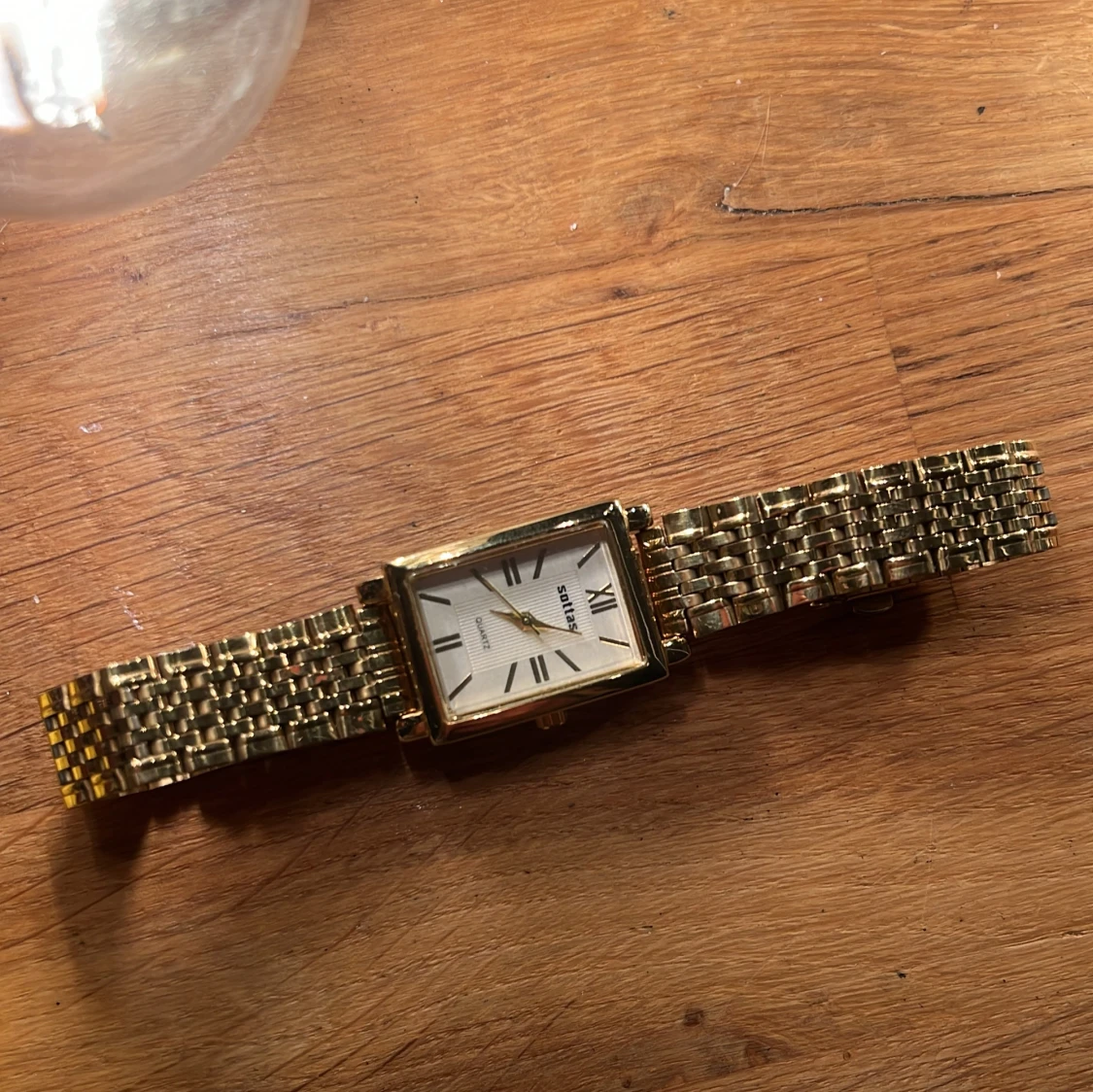 Guldfärgad klocka med rektangulär urtavla - 1