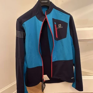 Salomonson Softshelljacka - Färg: Blå, Svart Storlek: S Skick: Ny med prislapp Pris: 679kr