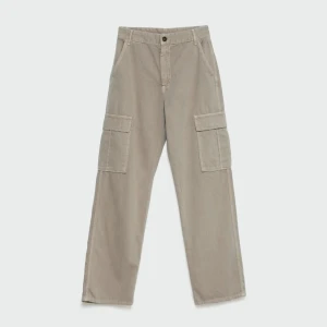 Cargobyxor - Snygga beige cargobyxor med fickor på sidorna. Byxorna har en knapp och dragkedja framtill. De är tillverkade i ett slitstarkt material som ger en bekväm passform💗