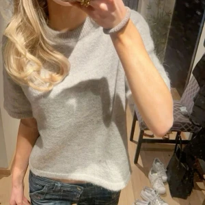 Stickad kortärmad tröja❤️ - Kortärmad stickaf tröja från Zara, använt ett fåtal gånger men den ser ut som ny❤️skriv privat om ni vill ha fler bilder🥰