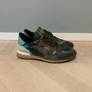 Valentino Rockrunners  - Säljer ett par riktigt feta Valentino Rockrunners, en perfekt sko nu för både vintern och våren. Självklart äkta! Dessa är i storlek 44 men passar snarare 43. Fint skick! Säljer dessa för 2299kr, pris kan diskuteras vid snabb affär. Mvh