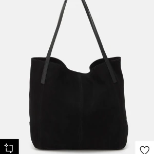 Svart axelväska i mocka - Handväska från Anna field köpt för 559 kr, den är i bra skick och sparsamt använd💕 skriv för fler bilder