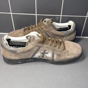 Premiata skor  - Säljer de här snygga premiata skorna som är i en brun färg och passar väldigt bra till våren! Skorna är i väldigt bra skick och är i storleken 41, säljer de för endast 999kr och nypris är ungefär 3500kr så passa på! mvh luxury 