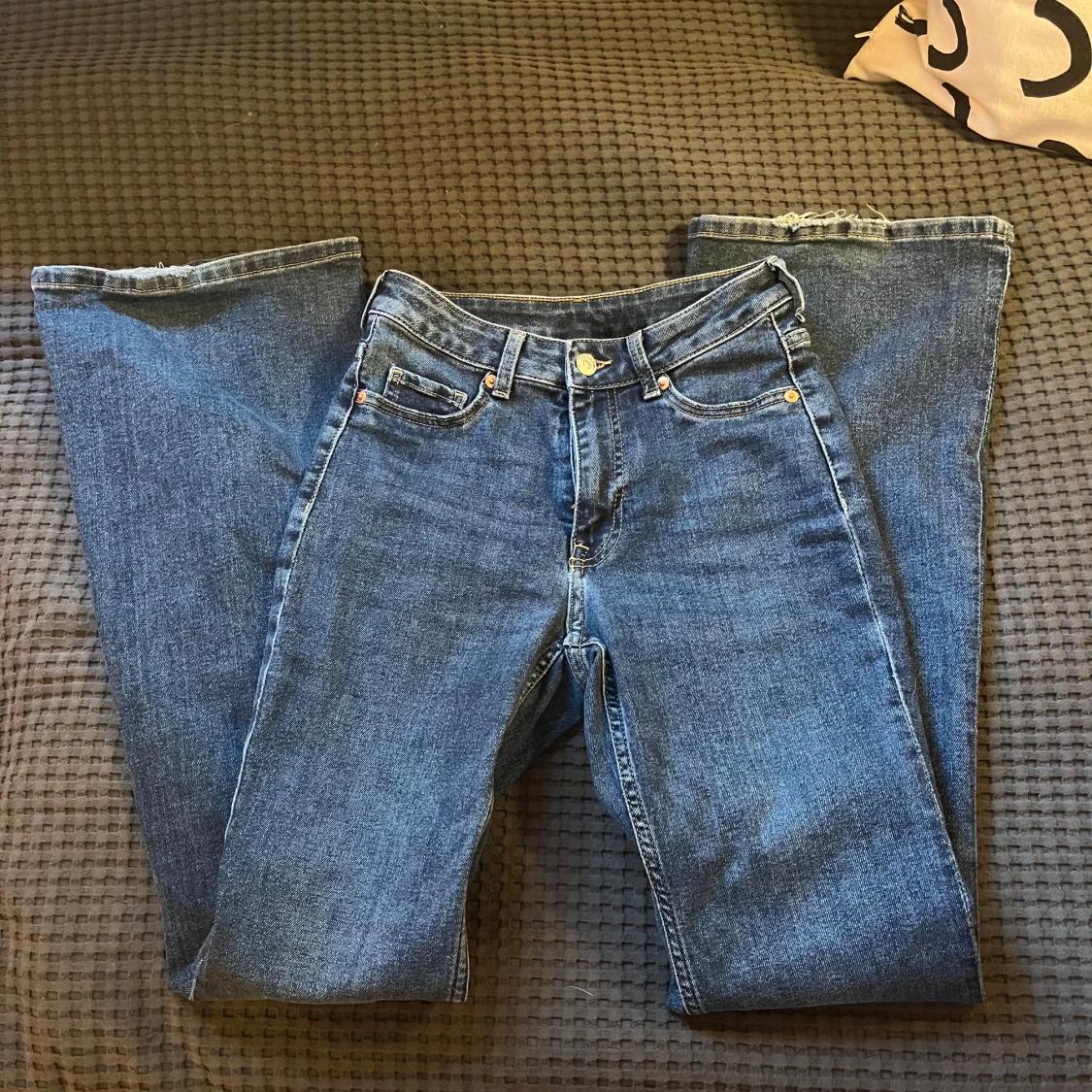 Mid waist bootcut jeans från H&M - 4
