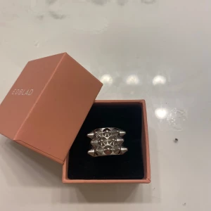 Edblad ring - Säljer denna silver ringen från Edblad. Den är i storlek 17.50 och är i bra skick 