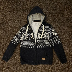 Stickad cardigan med mönster  - Riktigt fet stickad cardigan kofta med mönster. Väldigt bra passform och väldigt clean design 