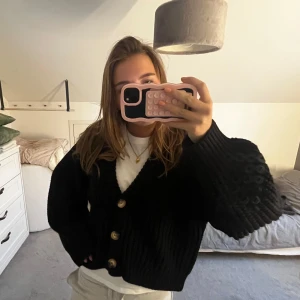 Svart stickad kofta med knappar - ÄLSKAR denna kofta!! Den är perfekt till allt och jättefint material!!👙👙🥰🥰🥰lägg prisförslag, står L på lappen men passar en XS-M