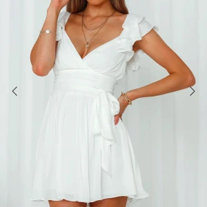 Studentklänning - En otroligt fin vit klänning som är perfekt till studenten!! 😍💓💓 Helt ny med lapparna kvar! Beställd från Hello Molly i strl M (US 6), men jag skulle mer säga att det är en XS/S. Den var tyvärr för liten för mig. OBS! Klänningen behöver strykas, därför ser den lite avvikande ut.