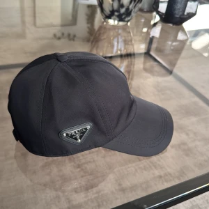 Prada Keps - Hej, säljer denna Prada keps i Topp kvalitet, aldrig använd och i No size. Nypris 6000 tusen, säljs för 700. 