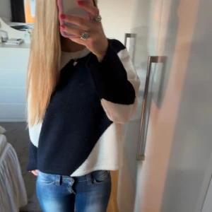 Svart och vit tröja med geometriskt mönster - Snygg tröja i svart och vitt med ett geometriskt mönster. Tröjan har långa ärmar och en avslappnad passform, perfekt för en stilren look. Passar bra till jeans eller kjol för en trendig outfit. Min AI skrev den😃😃😃😃passande! Använd typ 3ggr. Barn storlek 170 som en xs-m