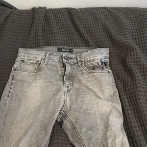 Grå jeans från Replay - Snygga grå jeans från Replay med en klassisk femficksdesign. De har en dragkedja och knapp framtill. Perfekta för en avslappnad stil.