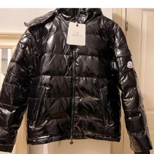 Moncler Maya - Moncler Maya jacka i bra skick, inga defekter på jackan. Storlek 1 som motsvarar S. Säljer den vidare då den inte kommer till användning.