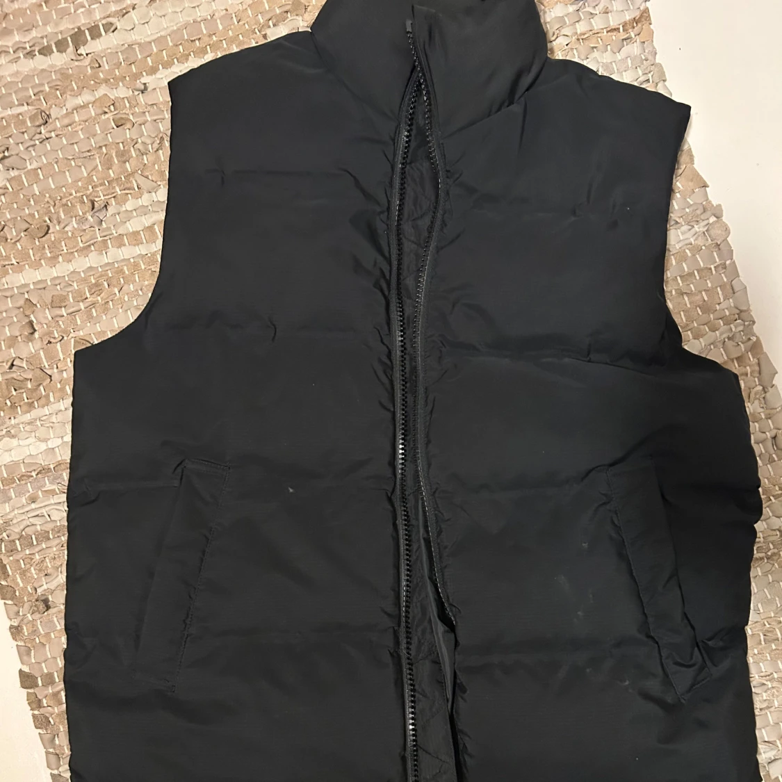 Svart puffig väst