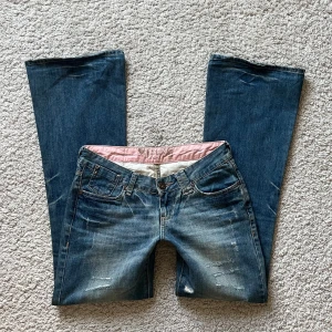 Lågmidjade vintage jeans  - Assnygga lågmidjade vida jeans med najs slitningar och detaljer!!💖 Midjemått rakt över: 38 cm. Innerbenslängd: 81 cm. Benbredd: 25 cm