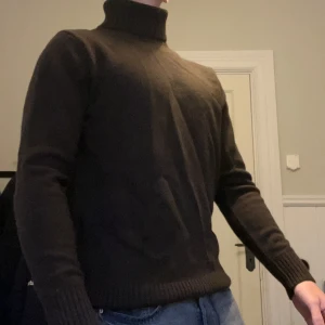 Brun polotröja från Bläck - Säljer en stilren brun polotröja från Bläck. Aldrig använd och prislapp kvar. Nytt pris 1299 kr, säljer för 400kr. 