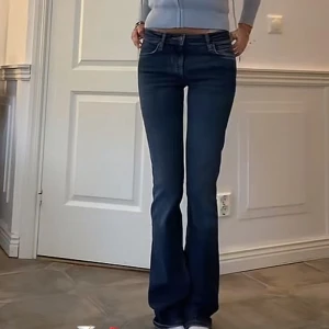 Mörkblå bootcut jeans - Snygga mörkblå bootcut jeans med låg midja från Zara❤️färgen är lite ljusare än på bilden då färgen har gått ut lite