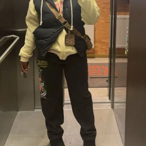 Grå svarta Baggy EDHARDY jeans med tryck! Bak och fram! - Coola svarta jeans från Ed Hardy med ett stort broderi på benet som säger 'Death Before Dishonor'. De har en baggy passform och är dekorerade med färgglada detaljer. Perfekta för dig som vill sticka ut! Vid snabbt köp kan pris diskuteras☺️! (Orginalpris: 1438kr)