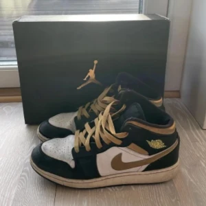 Nike Air Jordans mid - Snygga Nike Air Jordans mids i fint skick. Box finns