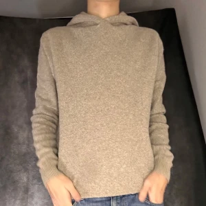 Stickad hoodie i cashmere blend - Fint skick bara lite nopprig men normalt med ull hoodies, size M true to size. Person på bild 180, 63 kg. Vid köp av bundle får du bättre rea  Frakt inom 12 timmar