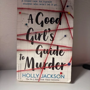 A Good Girl's Guide to Murder - En spännande thriller om en student som undersöker ett gammalt mordfall i en småstad. Boken är känd för sin fängslande handling och oförutsägbara vändningar. Perfekt för dig som gillar mysterier och deckare.
