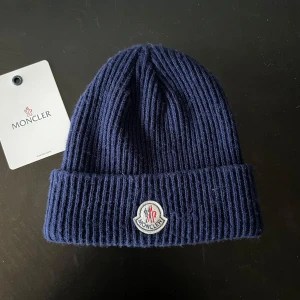 Moncler mössa  - Moncler mössa skick 9/10 pris 449kr Storlek one size fraktar spårbart med PostNord 